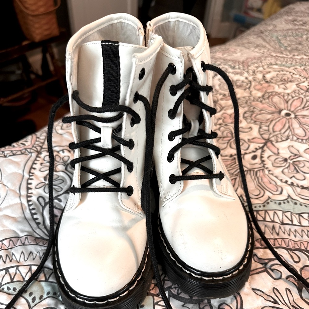 Steve Madden Combat Boots. Kids 2
.